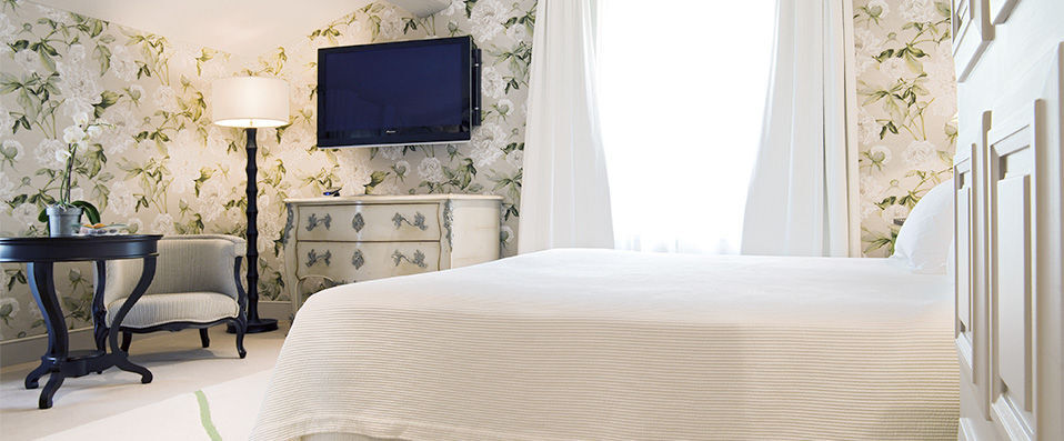 Hostellerie de Plaisance ★★★★★ - A sip of Saint Emilion, a soupçon of savoir-faire, a splash of chic and you have a recipe for la bonne vie... - Bordeaux region, France