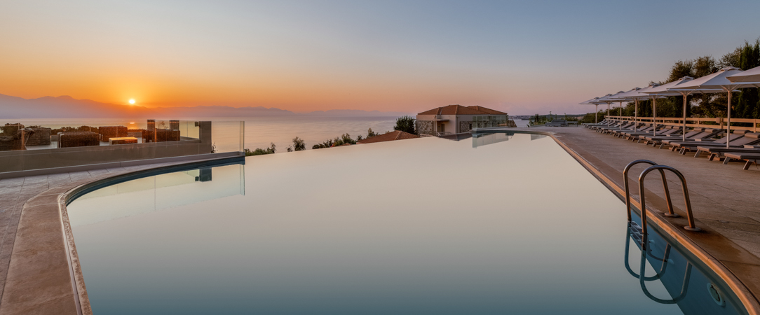 Camvillia Resort ★★★★★ - Vue sur le bleu de la mer Ionienne depuis un resort 5 étoiles. - Peloponnèse, Grèce