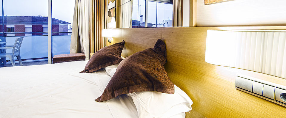 Sand Cunit Aparthotel ★★★★ - A glorious golden stay on the Spanish Golden Coast. - Costa Dorada, Spain