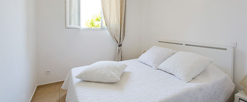 La Citadelle Appartements - The freedom of self-catering right by the beach of Roya. - Corsica, France
