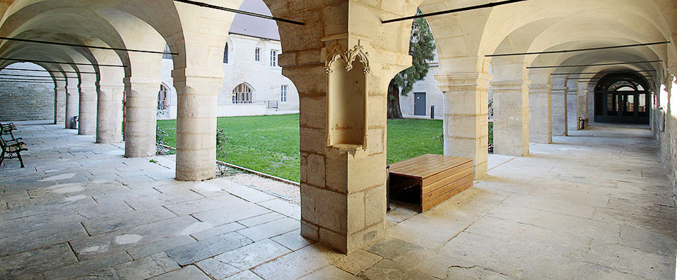 Appart'Hôtel Les Cordeliers ★★★★ - A charming apartment-hotel set in a former cloister close to the centre of Dijon. - Dijon, France