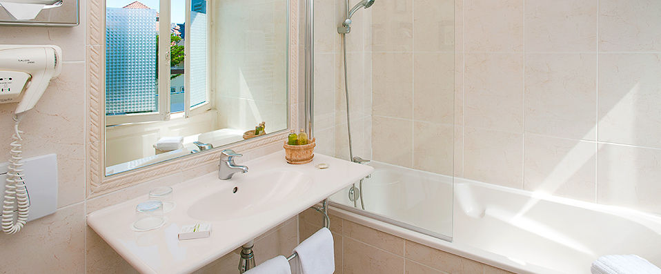 Hôtel Edouard VII ★★★★ - Traditional charm and modern comfort, with a wealth of history and stories yet to unfold - Biarritz, France