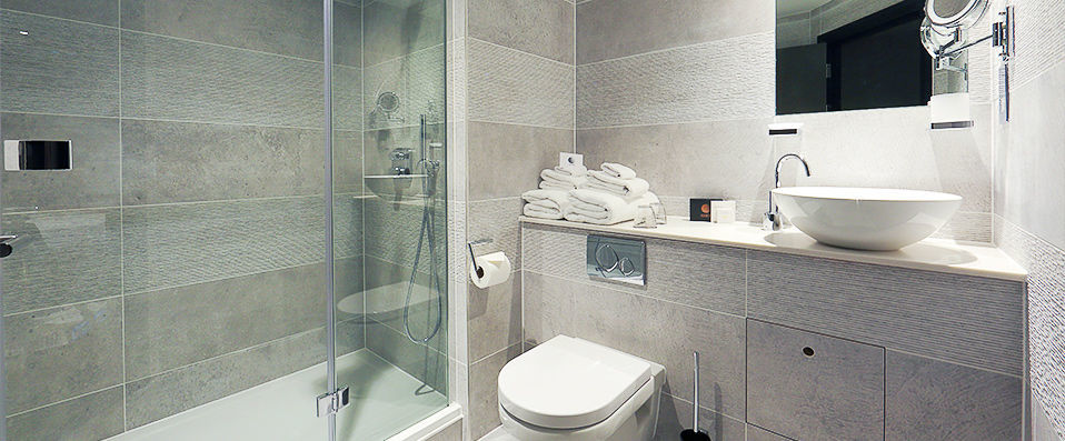 Arbor City Hotel ★★★★ - Tower of London & Fish And Chips - Contemporary city break in hip east London. - London, United Kingdom