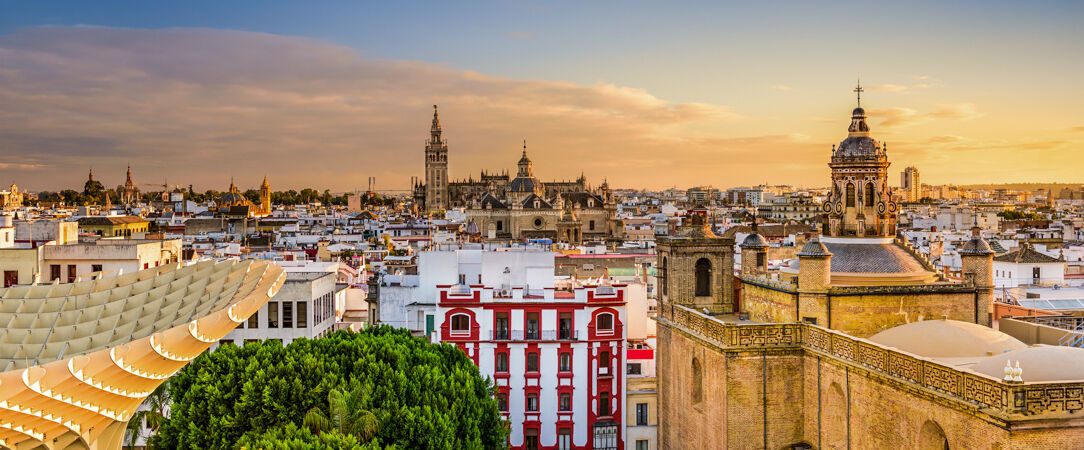 H10 Corregidor Boutique Hotel - Un charmant hôtel-boutique au cœur de la capitale andalouse avec son patio historique et son rooftop avec piscine. - Seville, Spain