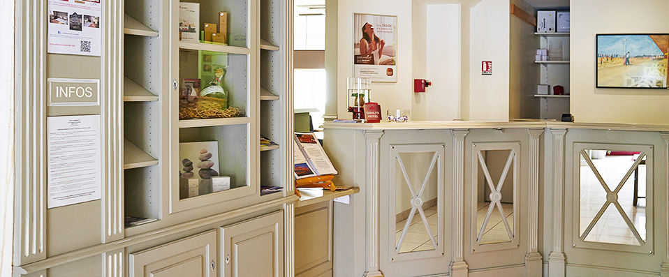 Hôtel Almoria - Experience the elegant Deauville from an equally chic hotel. - Deauville, France