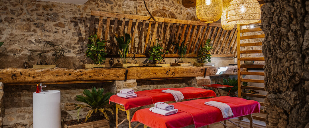 Château & Village Castigno - Sustainable Wine Resort - Vivez l’expérience d’un menu dégustation - Balade en Asie en 4 temps inclus pour faire de votre séjour une véritable parenthèse culinaire. - Hérault, France