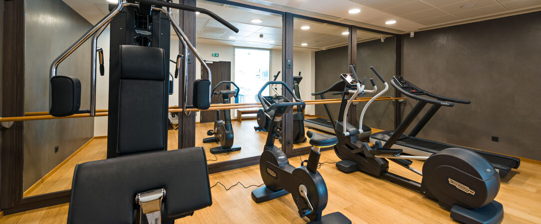 Golden Tulip Marseille Euromed ★★★★ - Modern travellers’ hotel overlooking the Marseille docks. - Marseille, France