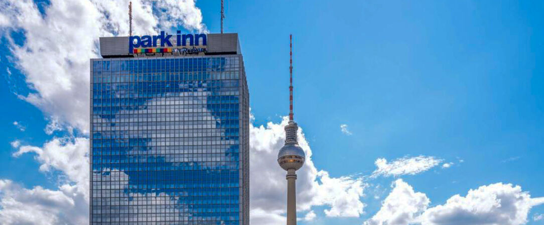Park Inn by Radisson Berlin Alexanderplatz ★★★★ - Un séjour féerique au cœur de Berlin, entre magie de Noël et vues panoramiques. - Berlin, Allemagne