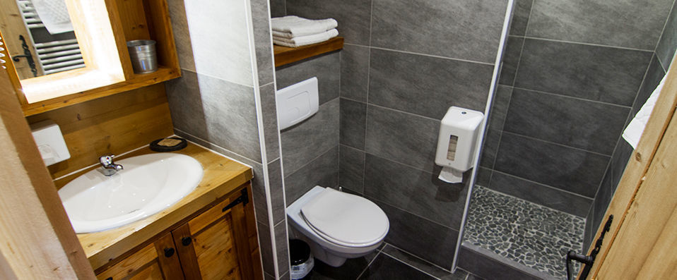 Hôtel du Mont Charvin - Discover traditional chalet comforts in a French Alpine village. - Savoie, France