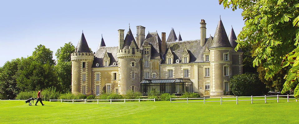 Hôtel Château Golf des Sept Tours By Popinns - Stay in a French castle to tee off in style. - Val de Loire, France