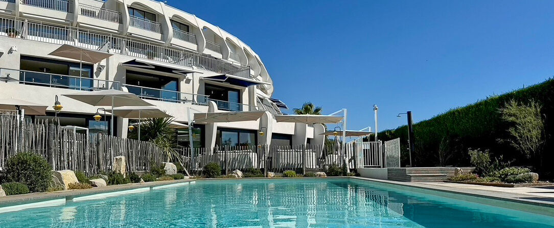 Hôtel La Plage ★★★★★ - Une adresse unique, luxueuse & les pieds dans l’eau de la Méditerranée. - La Grande-Motte, France