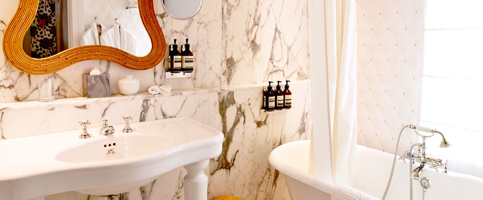 Hôtel Thoumieux ★★★★ - A central Paris hotel full of contradictions - Paris, France