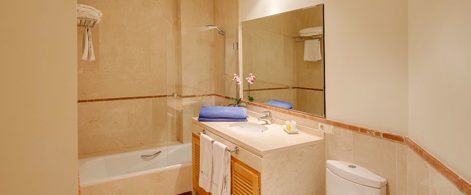 Mimosas Suites Banús - A luxurious beachfront stay in your own private apartment - Marbella, Spain