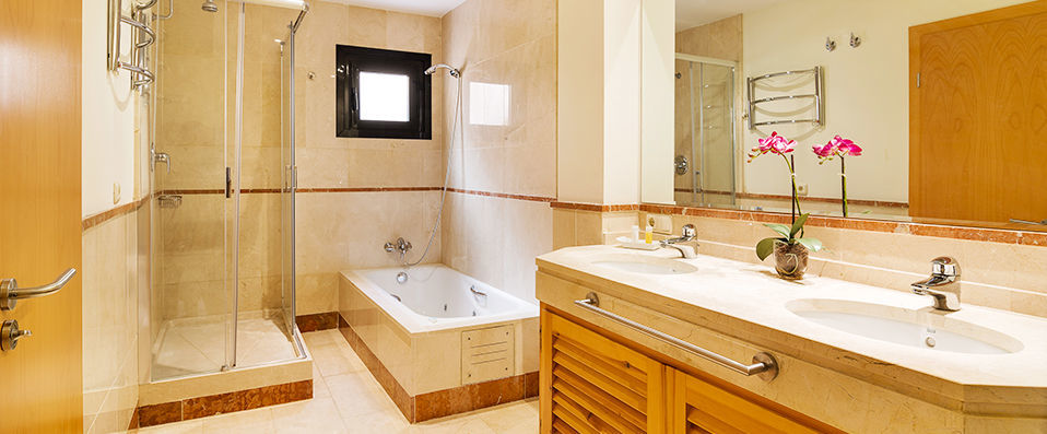 Mimosas Suites Banús - A luxurious beachfront stay in your own private apartment - Marbella, Spain