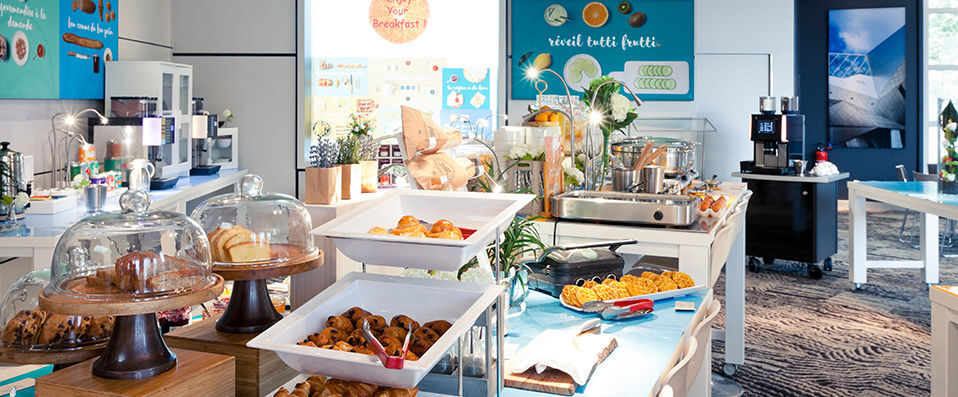 Novotel Lyon Gerland Musée des Confluences ★★★★ - Pastel coloured buildings nestled amongst exotic surroundings. - Lyon, France