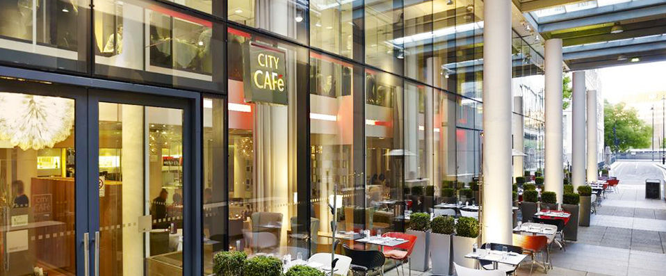 DoubleTree by Hilton London - Westminster ★★★★ - vintage bus tour and guided walking tour - Experience the magnificence of London from its very heart - London, United Kingdom