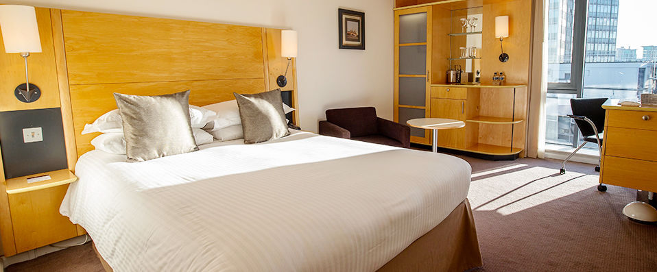 DoubleTree by Hilton London - Westminster ★★★★ - vintage bus tour and guided walking tour - Experience the magnificence of London from its very heart - London, United Kingdom