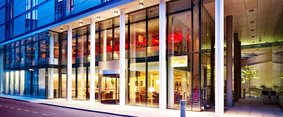 DoubleTree by Hilton London - Westminster ★★★★ - vintage bus tour and guided walking tour - Experience the magnificence of London from its very heart - London, United Kingdom