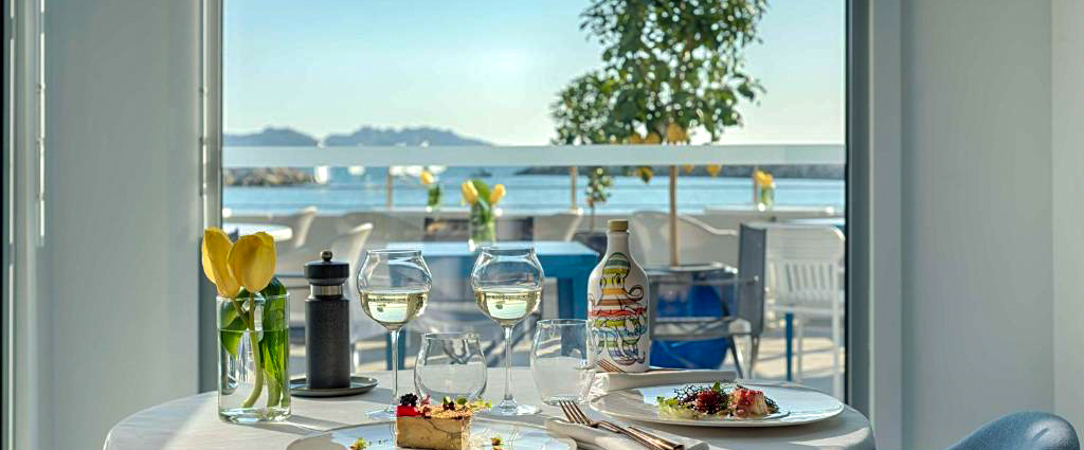 Nhow Marseille ★★★★ - Une adresse design face à la Méditerranée, entre énergie marseillaise et lignes audacieuses. - Marseille, France