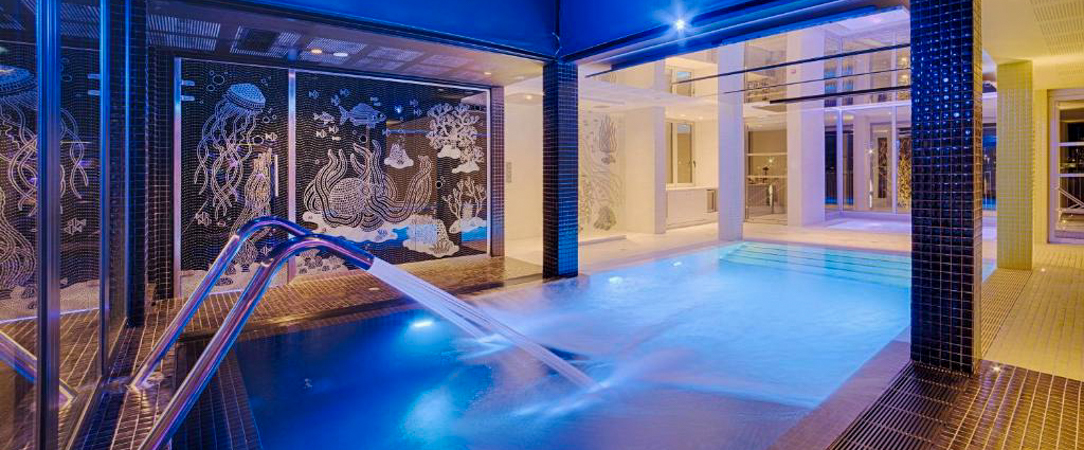 Nhow Marseille ★★★★ - Une adresse design face à la Méditerranée, entre énergie marseillaise et lignes audacieuses. - Marseille, France