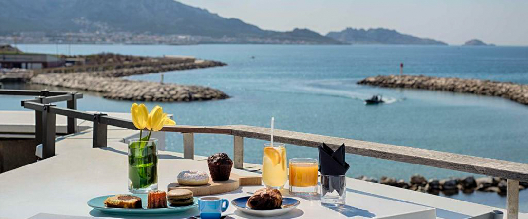 nhow Marseille ★★★★ - Une adresse design face à la Méditerranée, entre énergie marseillaise et lignes audacieuses. - Marseille, France