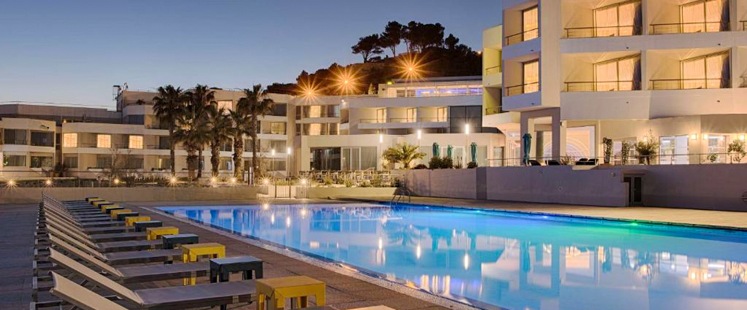 nhow Marseille ★★★★ - Une adresse design face à la Méditerranée, entre énergie marseillaise et lignes audacieuses. - Marseille, France