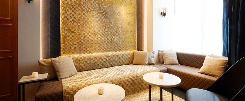  - A well-connected hub with chic decor in urban Paris. - Paris, France