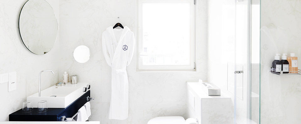  - A well-connected hub with chic decor in urban Paris. - Paris, France