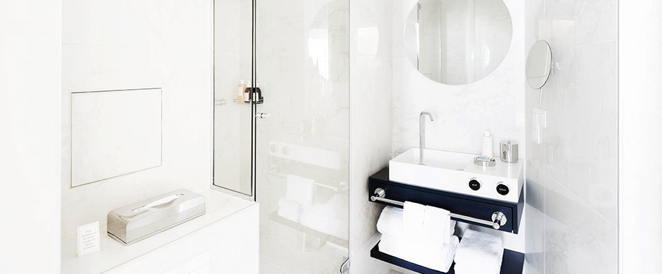  - A well-connected hub with chic decor in urban Paris. - Paris, France