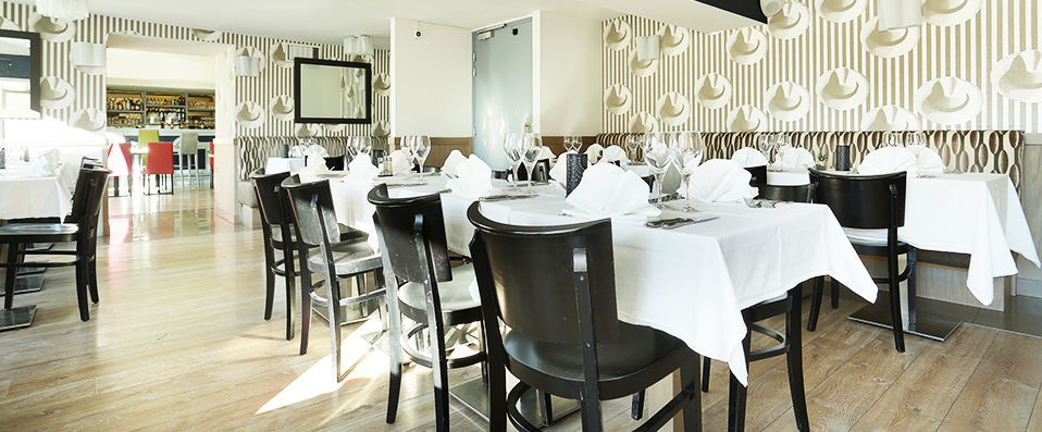 Hôtel Le Cheval Blanc ★★★★ - Charming renovated hotel in the countryside outside Paris - Marne-la-Vallée, France