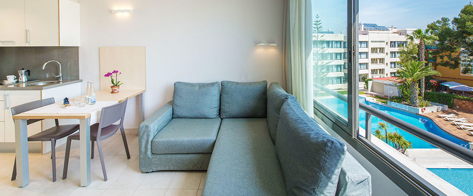 Atenea Park Suites & Apartments - A holiday in the sun on the Mediterranean - Costa de Barcelona, Spain