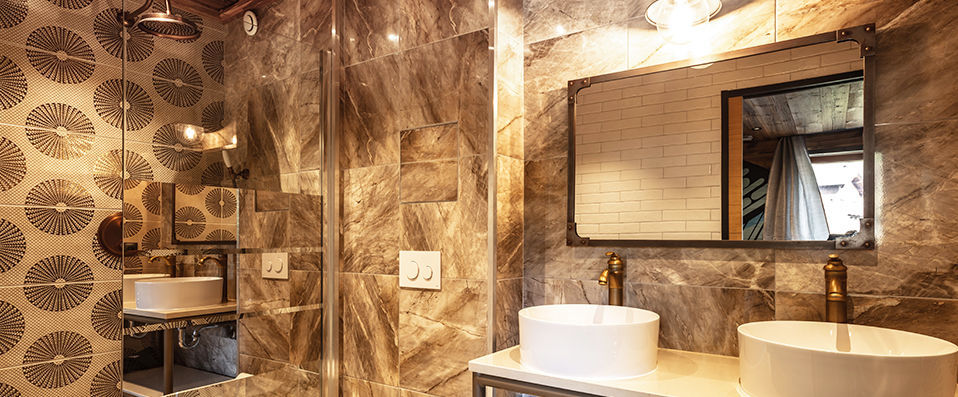 Chalet Raven ★★★★ - Intimate chalet setting at the foot of the best skiing in the Alps. - Tignes, France