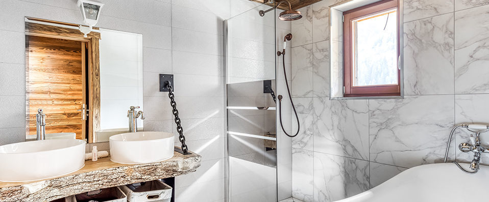 Chalet Raven ★★★★ - Intimate chalet setting at the foot of the best skiing in the Alps. - Tignes, France
