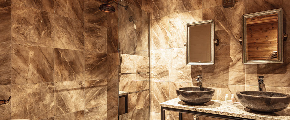 Chalet Raven ★★★★ - Intimate chalet setting at the foot of the best skiing in the Alps. - Tignes, France