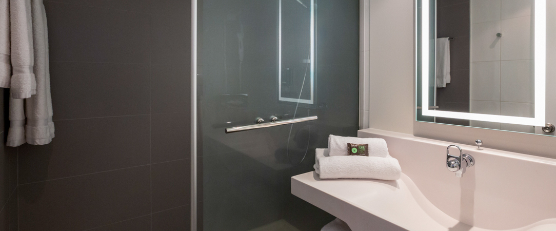 Novotel Bordeaux Centre ★★★★ - A chic getaway to the bustling streets of Bordeaux. - Bordeaux, France