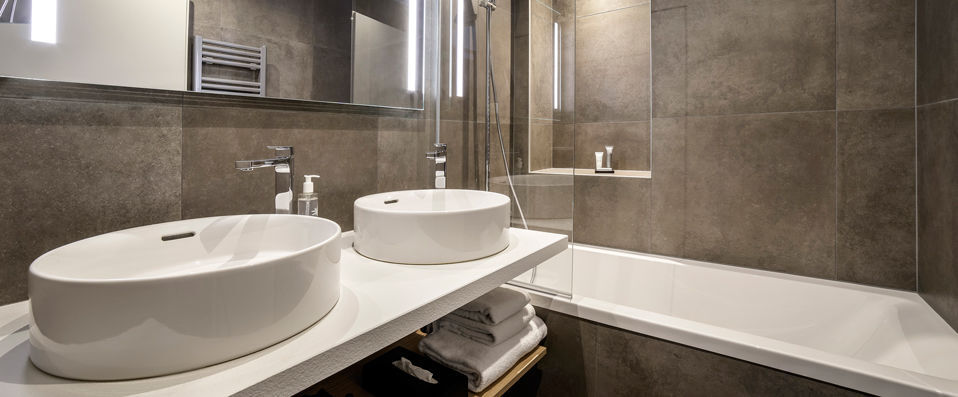 Mercure Chamonix Centre ★★★★ - Last Minute - Rustic chalet-style rooms nestled in a wintry paradise. - Chamonix, France