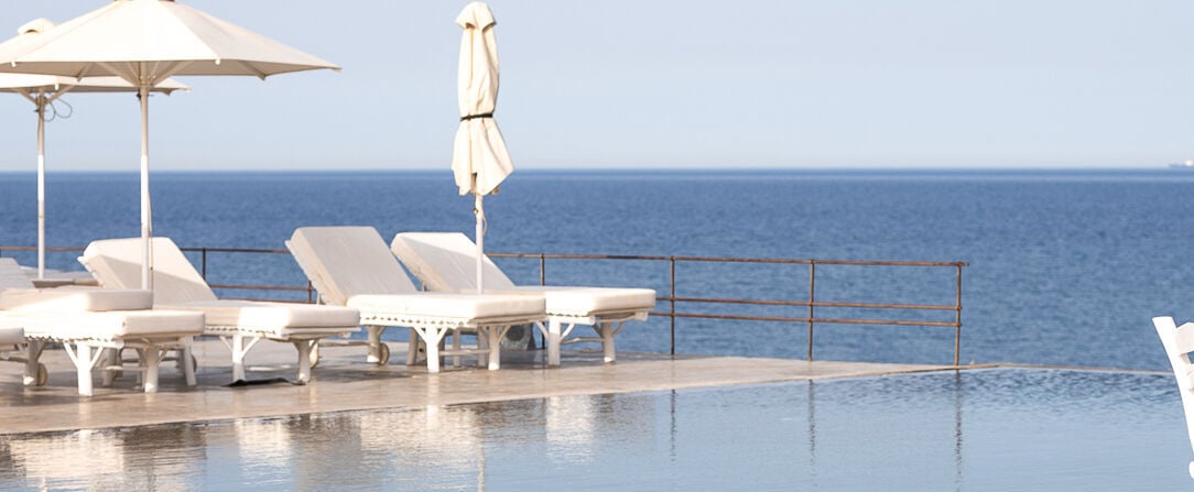 Colombos Beachfront - Santorini's seaside oasis: where waves meet luxury. - Santorini, Greece