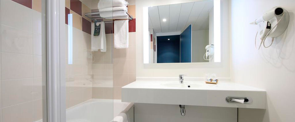 Mercure Grenoble Centre Alpotel ★★★★ - Last Minute - An alpine halo of verdant mountains in Grenoble. - Grenoble, France