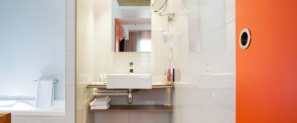 Mercure Paris 15 Porte de Versailles ★★★★ - Last Minute - A chic getaway in Paris’ 15th arrondissement. - Paris, France