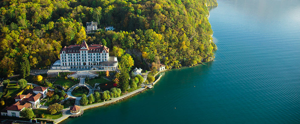 Le Palace de Menthon ★★★★★ - A regal retreat on the serene green and azure shores of Lake Annecy. - Annecy, France