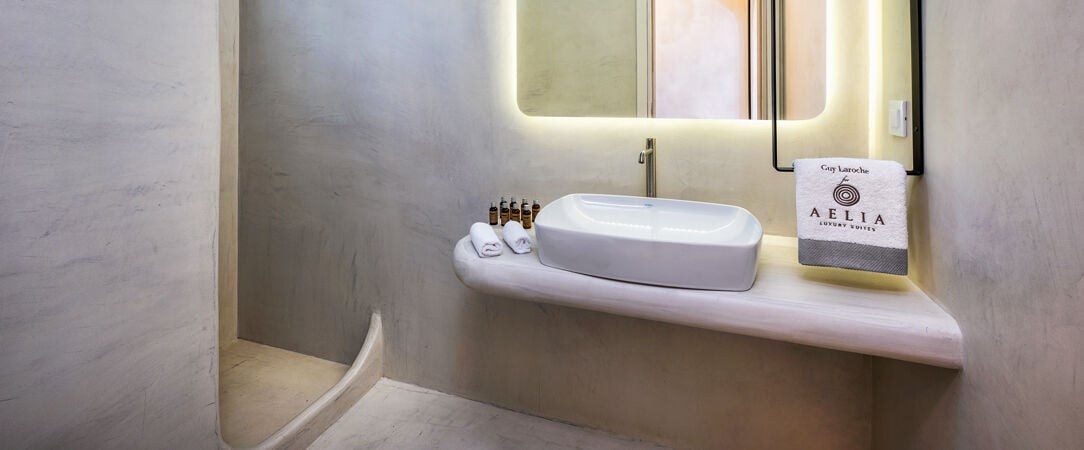 Aelia Luxury Suites - Breath-taking Santorini from a brand-new Cycladic suite. - Santorini, Greece