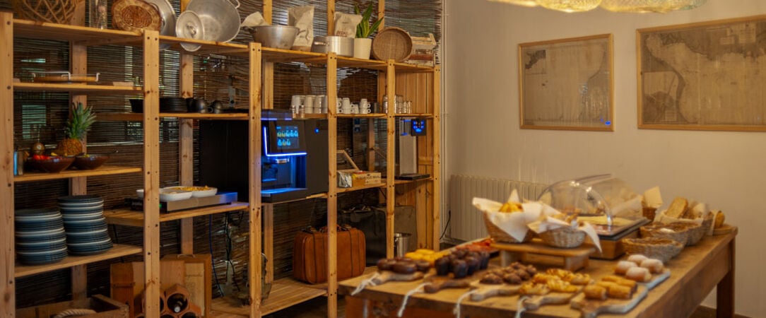 Hotel Hostal Es Niu - Refuge méditerranéen, calme, sérénité et l’enchantement des eaux turquoise de la Costa Brava. - Costa Brava, Espagne