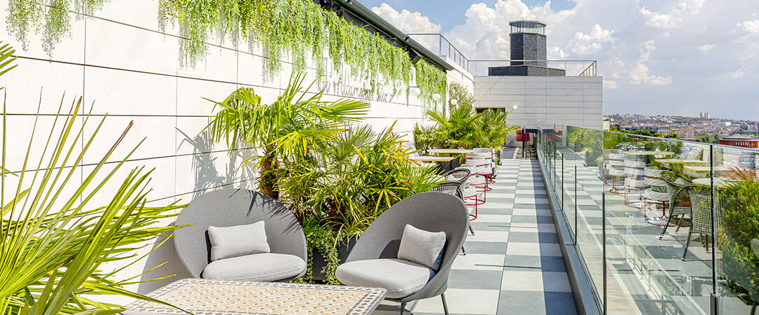 Radisson RED Madrid ★★★★ - Échappée artistique & gourmande au cœur du Triangle d’Or de Madrid. - Madrid, Espagne