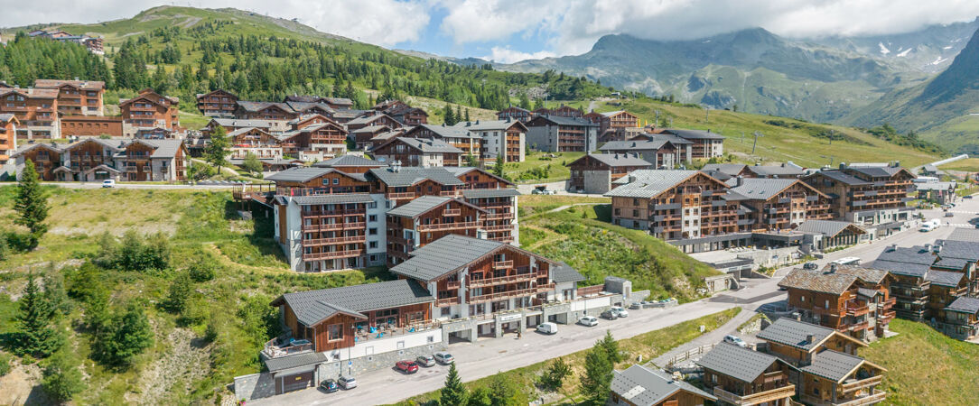 ILY Hotels & Spa La Rosière ★★★★ - Toute l’élégance d’un chalet alpin ouvert sur la nature estivale. - Savoie, France
