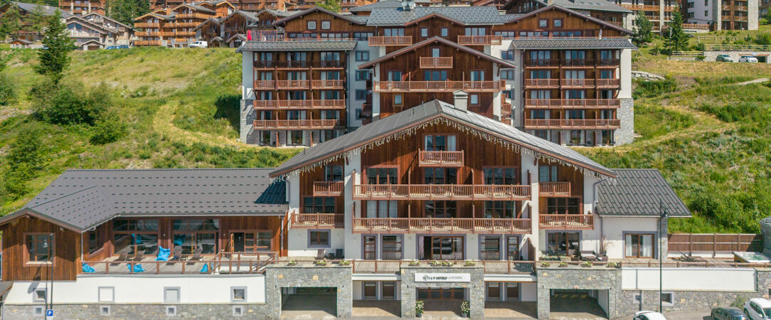 ILY Hotels & Spa La Rosière ★★★★ - Toute l’élégance d’un chalet alpin ouvert sur la nature estivale. - Savoie, France