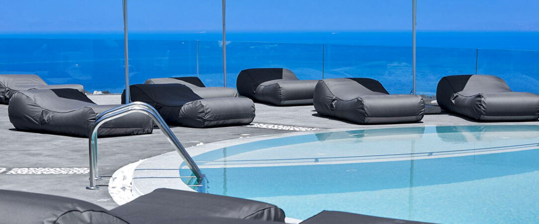 Aperanto Suites Santorini ★★★★ - Un havre de paix luxueux sur les hauteurs de Santorin, entre ciel et mer. - Santorin, Grèce