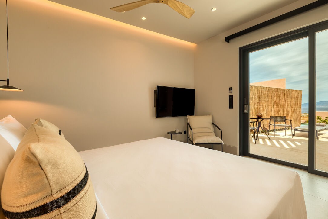 Titre du produit - Une adresse luxueuse à Santorin avec des vues merveilleuses sur l’azur de l’Égée. - Domes Novos Santorini, Autograph Collection *****