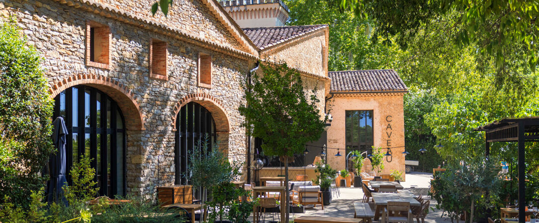 Château Mentone - Entre vignes, pins et pierres blondes, une parenthèse raffinée en Provence verte. - Saint-Antonin-du-Var, France