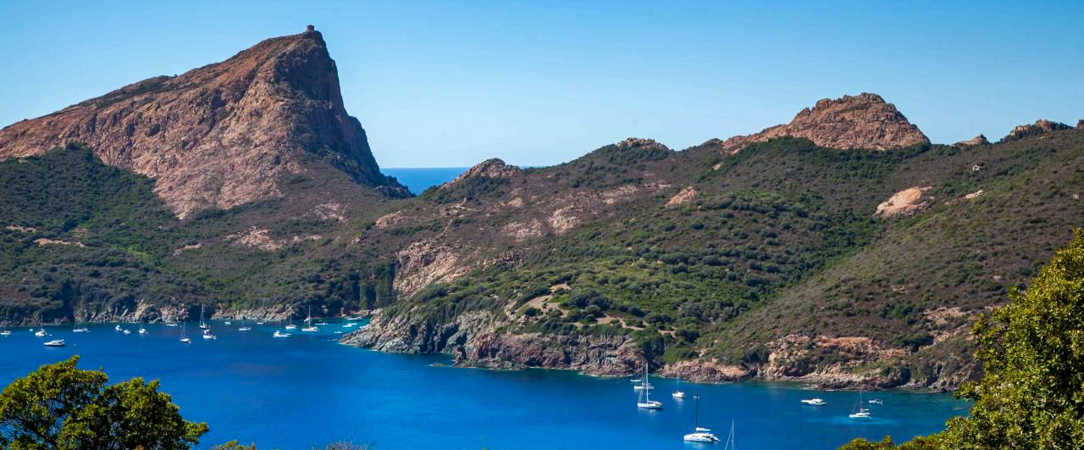 Hôtel Mylos – Cargèse ★★★★ - Une adresse cosy en Corse pour un éveil des sens avec vue mer à l’ombre des pins. - Corse, France