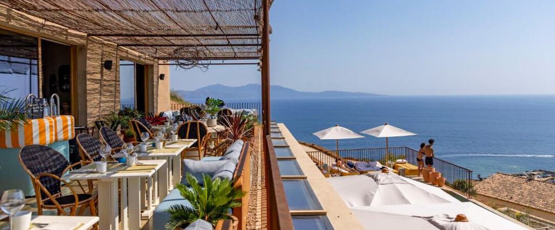 Hôtel Mylos – Cargèse ★★★★ - Une adresse cosy en Corse pour un éveil des sens avec vue mer à l’ombre des pins. - Corse, France